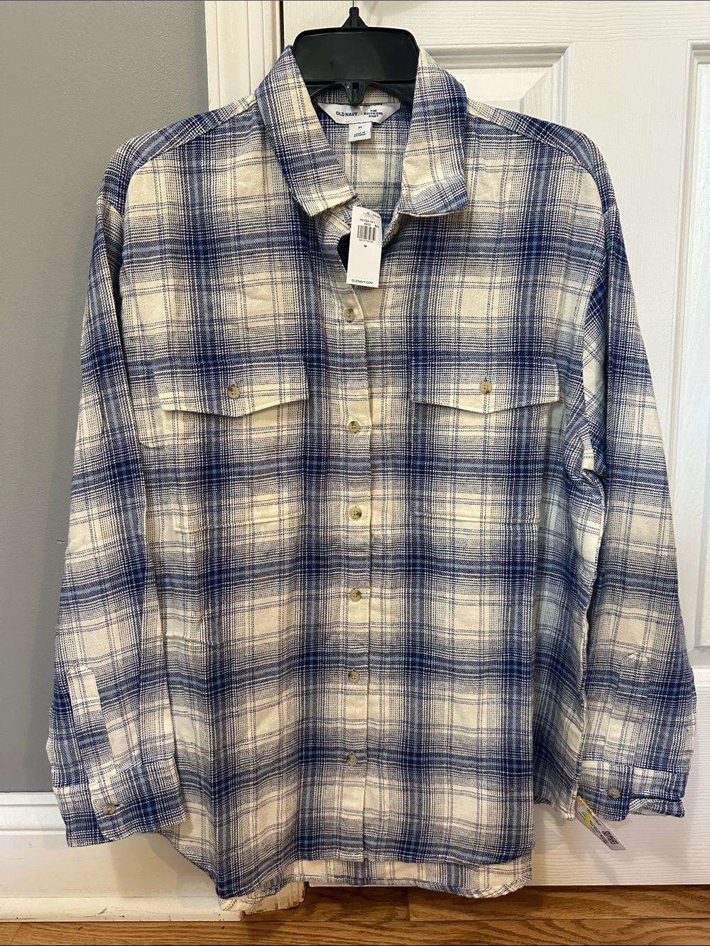 Women’s Old Navy The Boyfriend Shirt in Blue and White Size Medium NWT